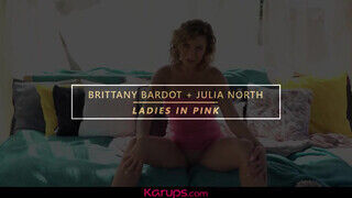 Brittany Bardot és Julia North a tetszetős vén nők kényeztetik egymást - sexbrother.hu