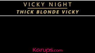 Vicky Night a termetes didkós szöszi szépkorú nő kényezteti a punciját - sexbrother.hu