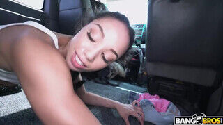 Alexis Tae a karcsú tinédzser nőci bekúrva a kisbuszban - sexbrother.hu