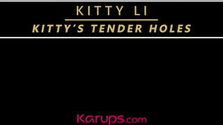 Kitty Li a szöszi orbitális mellű milf kényezteti magát - sexbrother.hu