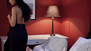Shalina Devine a kolosszális cickós szép román milf a pincér palival kúr