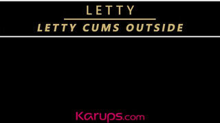 Letty a hatalmas cickós idősödő nő izgatja a punciját - sexbrother.hu