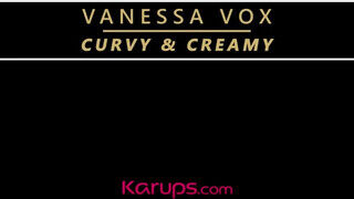 Vanessa Vox a kitetovált cigó milf kényezteti a punciját - sexbrother.hu
