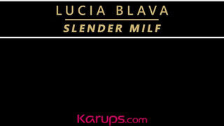 Lucia Blava az extra vékony milf kényezteti a punciját - sexbrother.hu