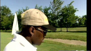 Sylvia Sun a golfpályán meghágva jó bazinagy fekete farokkal