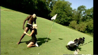 Sylvia Sun a golfpályán meghágva jó bazinagy fekete farokkal - sexbrother.hu