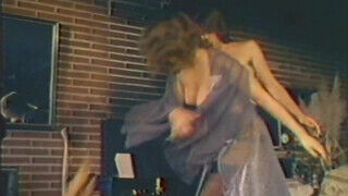 Blazing Redheads (1981) - Teljes retro pornvideo bombázó csajokkal és orbitális dugásokkal - sexbrother.hu