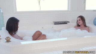 Kyler Quinn és Nia Nacci a fürdőben elkapják egymást egy menetre - sexbrother.hu