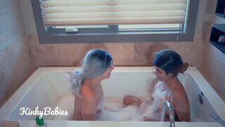 Lesbi pár a fürdőben kényezteti egymást a habok közt - sexbrother.hu
