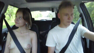 DollHolea a 18 éves orosz kisasszony szabadban közösül a pasijával - sexbrother.hu