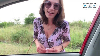 Tara Summers a csöcsös amatőr csajszi a kocsiban cidázza a pasiját - sexbrother.hu