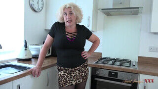 Camilla a termetes tőgyes angol felség a konyhában izgult fel