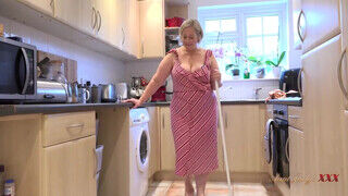 Felhevült asszony izgatja a punciját a konyhában