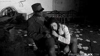 Celine Noiret, a cseh származású pornószínésznő, aki 1982. március 11-én született, egy igazán forró jelenetben látható, ahol egy vörös szemű, gigantikus fekete farokkal élvezi a gyönyört. A jelenetben Celine Noiret egy fehér nőként jelenik meg, aki kímél - sexbrother.hu