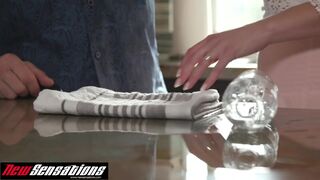 Egy forró, tabudöngető válogatás, ahol a vörös hajú, vékonyka mostohalány, Dakota Tyler, és szőke, ellenállhatatlan mostohanővére vad kalandokba keverednek. A 19 perces, full HD videó kendőzetlenül mutatja be, ahogy ezek a tini csajok, feszes testtel és a - sexbrother.hu