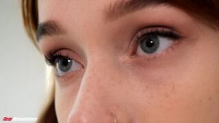 Melanie Marie, a 19 éves, afrikai hajú, szép gólya pomponlány, akinek hatalmas, természetes, D-kosaras mellei és karcsú, feszes teste minden fickó fejét elcsavarja, ebben a New Sensations jelenetben teljesen elszabadul. A csábító egyenruhája alig takarja  - sexbrother.hu