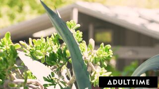 Ebben az Adult Time videóban Emma Rose, a lenyűgöző travi nő, hosszú lábakkal és feszes, gyönyörű popóval, valamint Hazel Grace, a dögös, ébenfekete szépség, telt mellekkel és ellenállhatatlan csípővel, erőszakos femdom duóként uralkodnak a vörös hajú, dú
