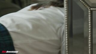 Ebben a nyers és kendőzetlen jelenetben Kimora Quinn, a vékony, ázsiai, alig 18 éves diáklány, akinek apró, feszes mellei és szűk, lucskos muffja van, teljesen aláveti magát vénebb professzora domináns vágyainak. A hosszú, fekete hajú, petite szépség, aki - sexbrother.hu
