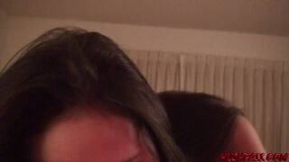 Layla, a ellenállhatatlan barna, nem fogja vissza magát: előbb mélyen cidázza a erőszakos faszt, aztán vadul meglovagolja a otthoni készítésű videóban, ahol minden pillanatban látszik, mennyire élvezi a hardcore dugást.