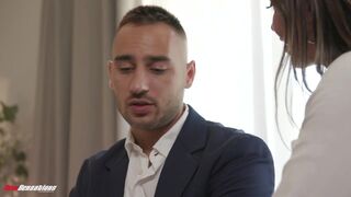 Desiree Dulce, a dögös, afroamerikai bőrű, kívánatos testű, fekete hajú kiscsaj nem csak az irodában tudja, hogyan kell teljesíteni – amikor a főnöke kemény, vastag farkát veszi elő, Desiree minden gátlást levetkőzve, mohón térdel elé. A kisasszony mélyen - sexbrother.hu