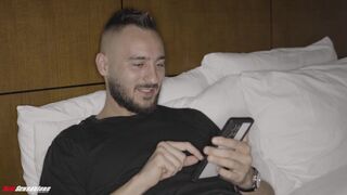 Armani Black, a dögös, néger bőrű, telt idomú dél amerikai milf nem elégszik meg a hétköznapi élvezetekkel – amikor egyedül marad a hotelben, egy igazi, hatalmas brutális farokra vágyik. Armani ellenállhatatlan ruhában, formás mosollyal vadászik, majd ami - sexbrother.hu