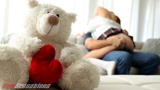 Athena Heart, a fiatal, afrikai hajú, gyönyörű diáklány Valentin-napon nem éri be egy cuki ajándékkal – ő igazi, brutális élvezetre vágyik. Rövid szoknyában, szűk felsőben csábítja el a srácot, és minden gátlást levetkőzve adja át magát a vad szexnek. Ath - sexbrother.hu